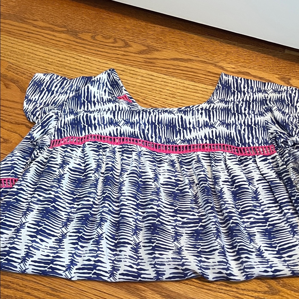Vineyard Vines Navy and White   Blouse with Pink Trim. Ruffled capped sleeves